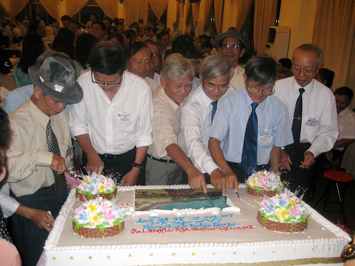 43-Cat banh sinh nhat.jpg